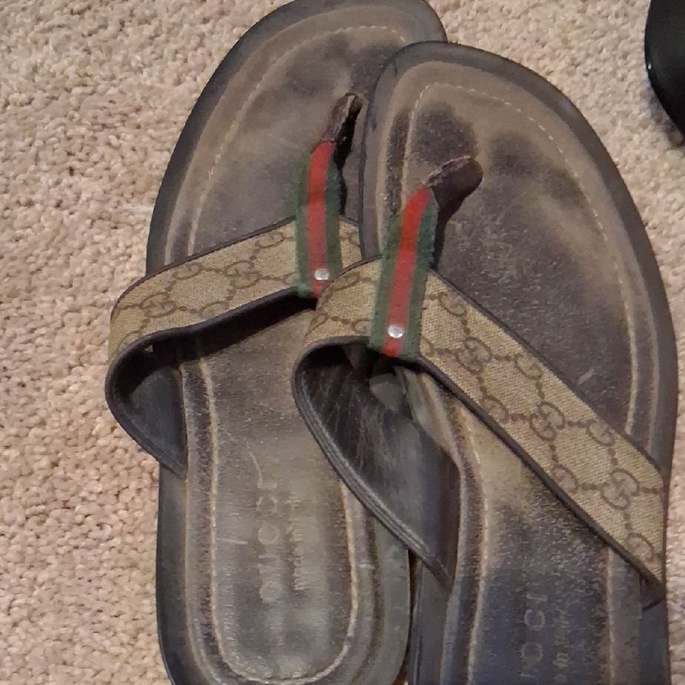 Gucci Beige and Black Sandals with Red and Green Stripes - Picture 2 of 4
